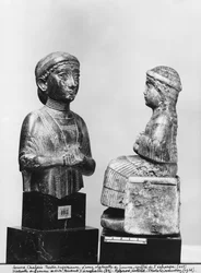 Vrouw met de sjaal, vrouw met een aryballos, zijaanzicht, Neo-Sumerisch, uit Telloh, oud Girsu, c.2150 v.Chr.